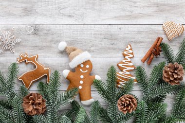 Lezzetli zencefilli kurabiyeler ve ahşap arka planda Noel dekoru..