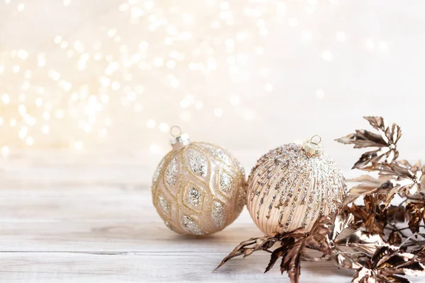 Golden Christmas Bolas Acogedoras Con Bokeh — Foto de Stock