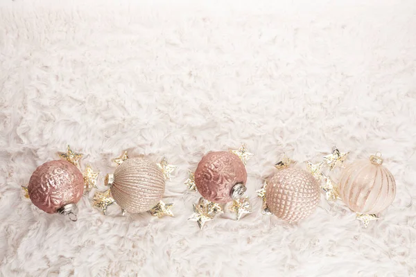 ウールの背景を持つ黄金のクリスマス居心地の良いボール — ストック写真