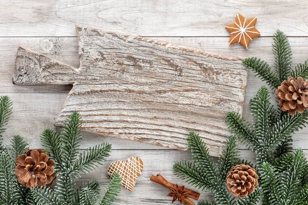木制背景上的美味姜饼饼干和圣诞装饰 — 图库照片