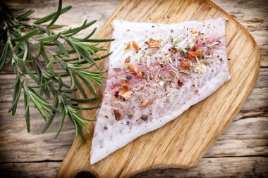 Baharatlı ve biberiyeli balık filetosu..