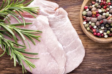 Domuz pirzolası, ahşap arka planda et dilimleri..