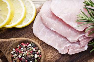 Domuz pirzolası, ahşap arka planda et dilimleri..