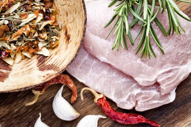 Domuz pirzolası, ahşap arka planda et dilimleri..