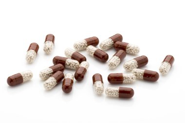 Beyaz bir arka plan üzerinde antibiyotik kapsül.