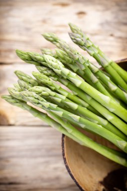 Ahşap arka planda kuşkonmaz.