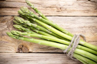 Ahşap arka planda kuşkonmaz.