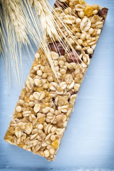 Muesli barres, barres de céréales sur le fond en bois. — Photo