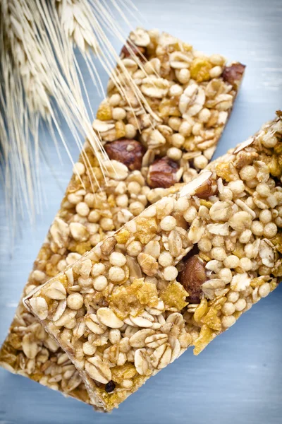 Muesli barer, spannmål barer på trä bakgrund. — Stockfoto