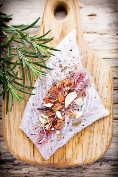 Fiskfilé i kryddor och rosmarin. — Stockfoto
