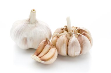 Sarımsak beyaz arka planda izole edilmiş..