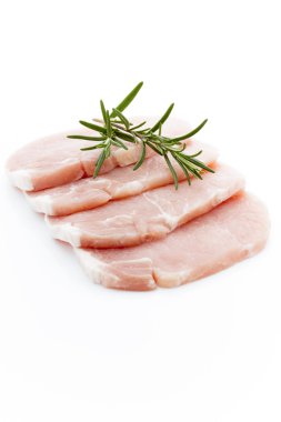 Beyaz arka planda domuz pirzolası.