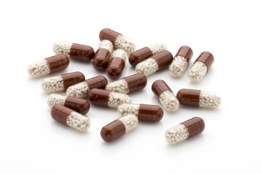 Beyaz bir arka plan üzerinde antibiyotik kapsül.