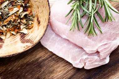 Domuz pirzolası, ahşap arka planda et dilimleri..