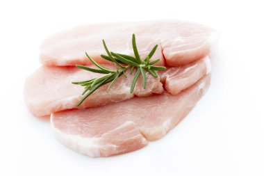 Beyaz arka planda domuz pirzolası.