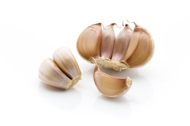 Sarımsak beyaz arka planda izole edilmiş..