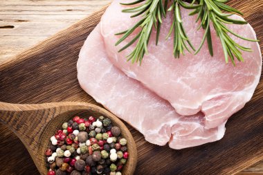 Domuz pirzolası, ahşap arka planda et dilimleri..