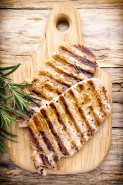 Izgara domuz pirzolası. Baharat ve biberiye.