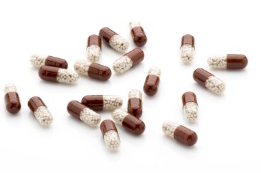 Beyaz bir arka plan üzerinde antibiyotik kapsül.