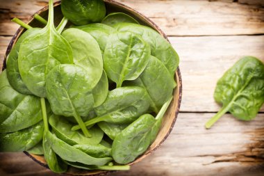 Kasede ıspanak, ahşap arka plan..