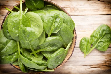 Kasede ıspanak, ahşap arka plan..