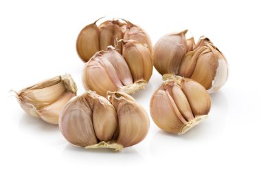 Sarımsak beyaz arka planda izole edilmiş..