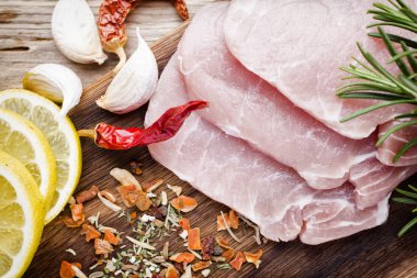 Domuz pirzolası, ahşap arka planda et dilimleri..