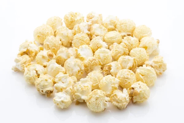 Popcorn geïsoleerd op de witte achtergrond. — Stockfoto