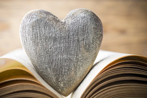 Красное сердце книги. Открытки . — стоковое фото
