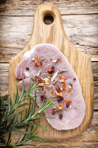 Côtelette de porc, tranches de viande sur fond de bois. — Photo