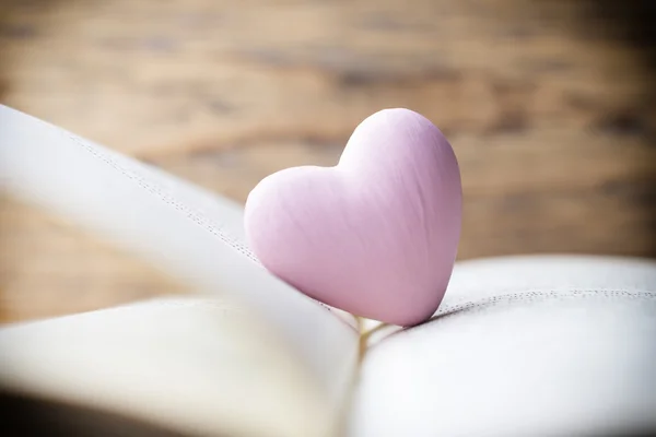 Roze hart van het boek. Wenskaarten. — Stockfoto