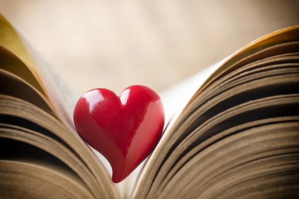 Rood hart van het boek. Wenskaarten. — Stockfoto