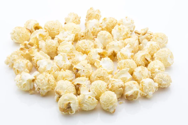 Popcorn geïsoleerd op de witte achtergrond. — Stockfoto