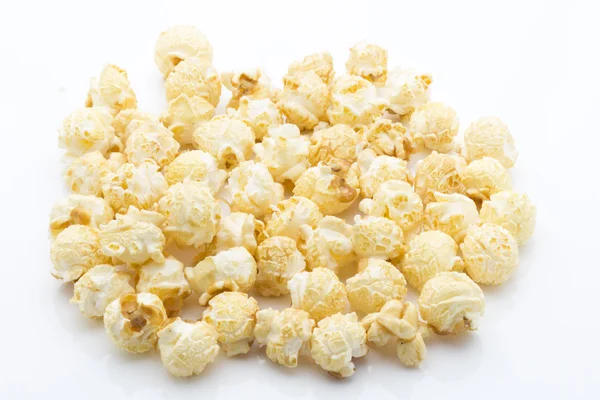 Popcorn isolerad på den vita bakgrunden. — Stockfoto