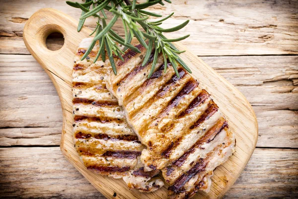 Chuletas de cerdo a la parrilla. Especias y romero. — Foto de Stock