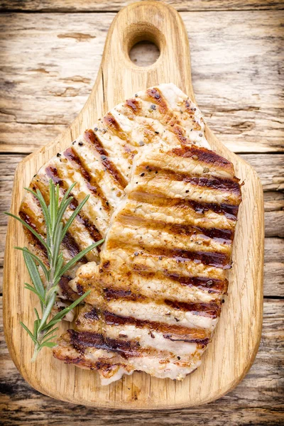 Chuletas de cerdo a la parrilla. Especias y romero. — Foto de Stock