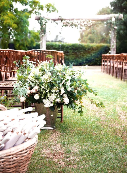 Tavola da pranzo apparecchiata per un matrimonio o un evento aziendale — Foto Stock