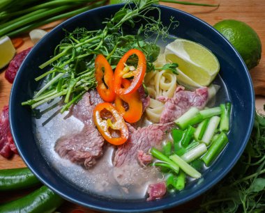 Vietnamlı Fo-Bo çorbası, pilav ve sığır eti.