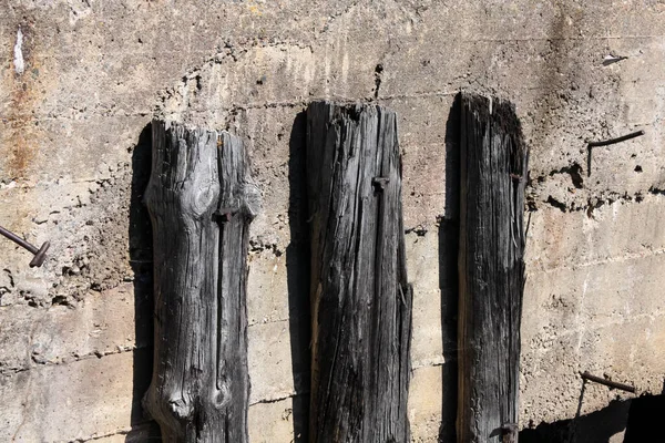Old logs bumpers on a concrete pier — Stock Photo, Image