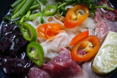 Vietnamlı Fo-Bo çorbası, pilav ve sığır eti.