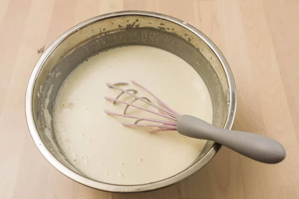 Kılavuz pembe çırpma krema ve yumurta karışımı tatlı pişirmek için