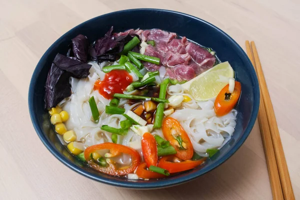 Вьетнамский суп Фо-Бо с рисовой лапшой и говядиной — стоковое фото