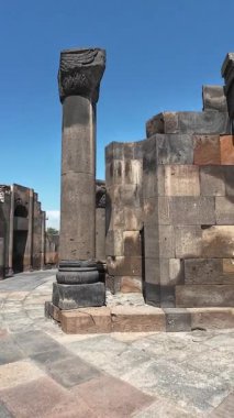 Uzun, antik Zvartnots sütunları Ermenistan 'da (UNESCO) harabe. Dikey çekim gökyüzüne karşı 7. yüzyıl mimarisini vurguluyor. İnsan yok, sosyal medya içeriği veya mobil görüntüleme için mükemmel
