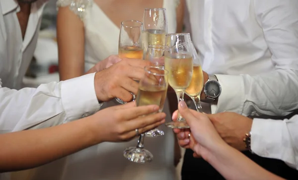 Champagne nelle mani degli ospiti a un matrimonio — Foto Stock