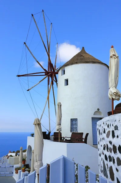 Moinho de vento tradicional na ilha de Santorini, Oia, Grécia — Fotografia de Stock