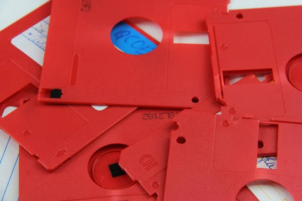Gamla röda disketter förstörda för återvinning och säkerhet — Stockfoto