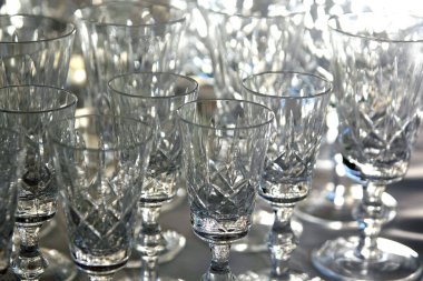 Çapraz ve zeytinli camlardan değişik türde bardaklar.