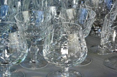 Çapraz ve zeytinli camlardan değişik türde bardaklar.