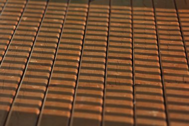 Tahta arka planda güneş parlıyor