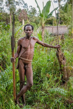  insan avcısı ok ve yay ile. 